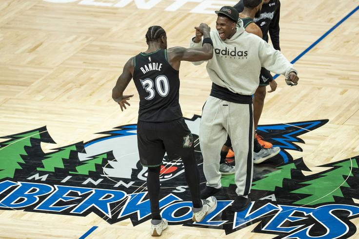 Julius Randle je dobrih deset sekund pred koncem popeljal Minnesoto v vodstvo s 115:114, Anthony Edwards ni skrival navdušenja. | Foto: Reuters