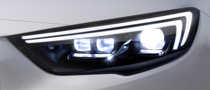 Insignia nadgrajuje sistem pametnih LED matričnih žarometov, predstavljenih v astri. Oplovi inženirji so razvili drugo generacijo IntelliLux LED: sistem nadzora svetlobnega snopa je po njihovih zagotovilih zdaj še hitrejši, natančnejši in zmogljivejši, dolge luči pa sežejo do 400 metrov daleč. Funkcija za dolge luči ima zdaj 32 ledic - dvakrat več kot pri astri –, ki so v žaromet vgrajene vzdolžno. Večje število LED diod jasno omogoča še natančnejše prilagajanje različnih vzorcev osvetlitve situacijam v prometu, prehodi med posameznimi vzorci pa so hitrejši in bolj zvezni. | Foto: Opel