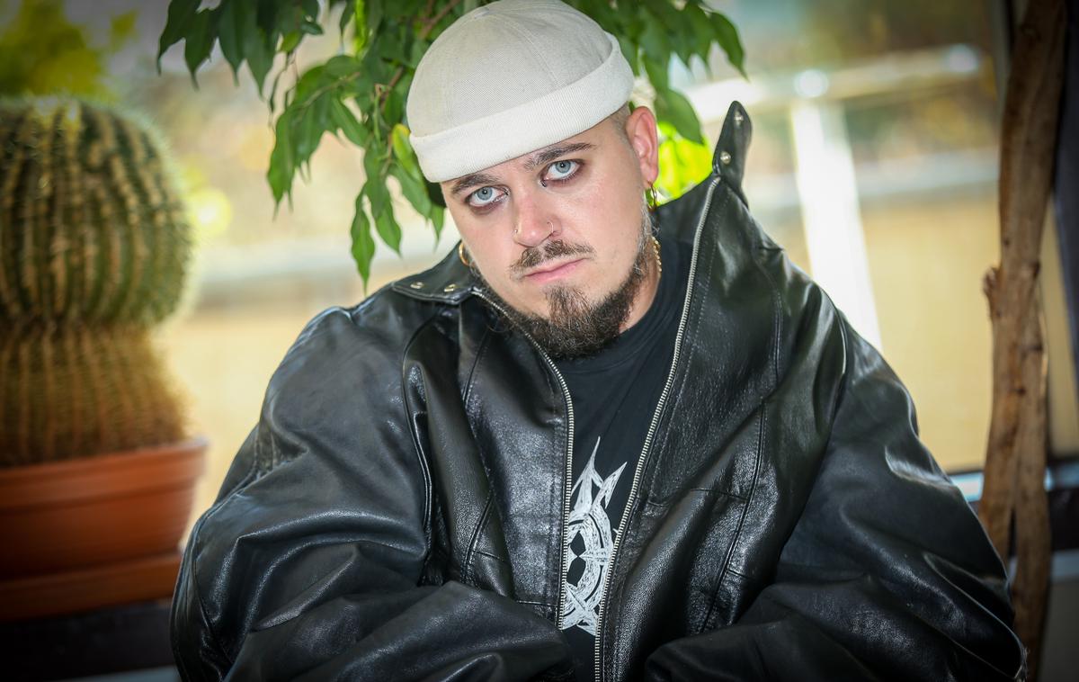 Kaarija | "Včasih sem zelo divji. Imam pa tudi trenutke, ko sem povsem miren kot običajni ljudje. Ker Käärijä, ko stopi na oder, v trenutku spremeni svojo miselnost," nam je v intervjuju za Siol.net pojasnil 32-letnik iz Helsinkov. | Foto Gaja Hanuna