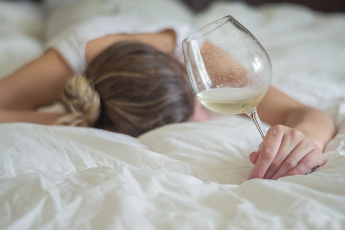 vikend, pijanstvo, zabava, maček | Drugačno vedenje ob koncih tedna se hitro odraža na kakovosti spanca in apneji, ki lahko povzroči številne resne posledice in tveganja. | Foto Shutterstock