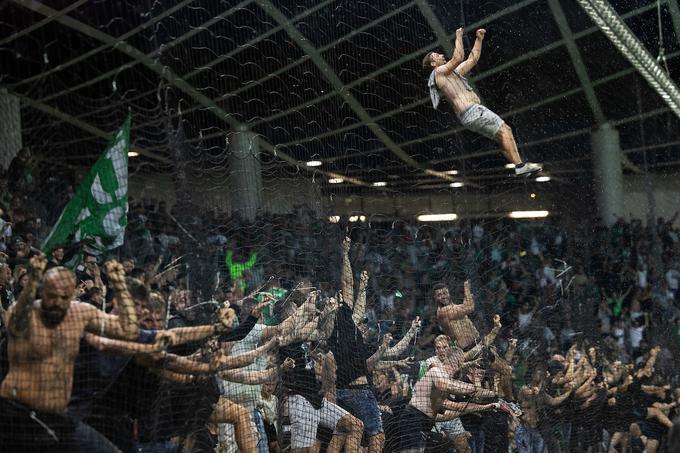 Navijači Olimpije so si dali duška po zgodovinski zmagi nad Ludogorcem, po kateri so si zagotovili dolgo evropsko jesen. | Foto: Vid Ponikvar/Sportida