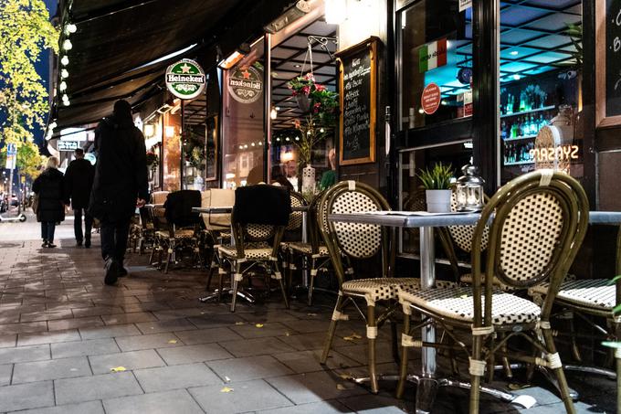 Švedska vlada med drugim razmišlja tudi o prepovedi prodaje alkoholnih pijač v barih in restavracijah. Kdaj točno naj bi zaživel ta ukrep, še ni znano. | Foto: Reuters
