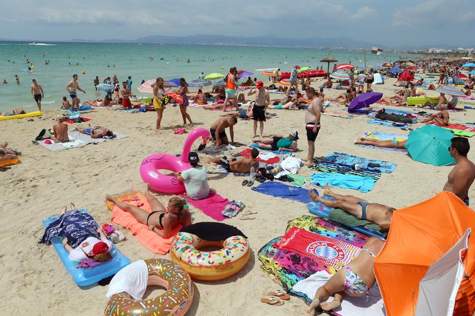 Plaža v Španiji | Strokovnjaki še niso našli odgovora na vprašanje, ali je novi koronavirus sezonski virus. | Foto Reuters