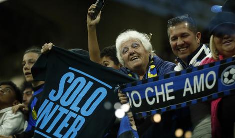 V živo: Inter ali Barcelona? Na San Siru je vroče.