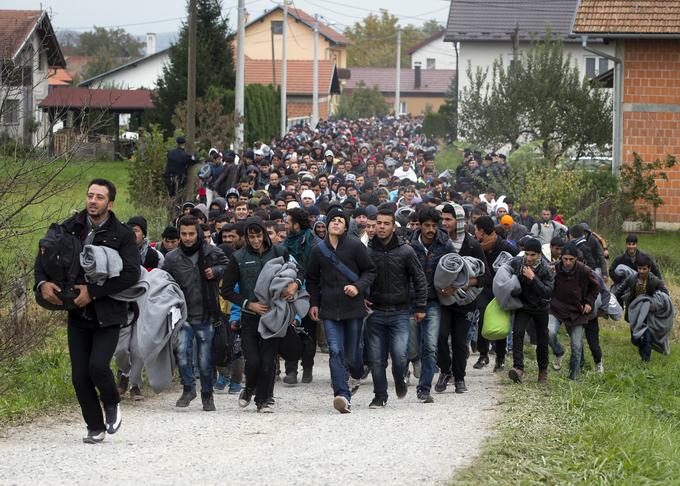 Leta 2015 so se nekdanje komunistične države, zlasti višegrajske države z Orbanovo Madžarsko na čelu, uprle obveznim migrantskim kvotam, ki so jim jih vsiljevale zahodne države in Bruselj. Če so številne zahodnoevropske države na začetku migrantske krize izvajale politiko na stežaj odprtih vrat za migrante in begunce, so višegrajske države prisegale na gradnjo ograj in strogo politiko preprečevanja nezakonitih migracij. Na koncu so v tej ideološki bitki med zahodnimi in vzhodnimi članicami EU zmagale slednje. Migrantske kvote so padle v vodo, na zahodu EU pa so se okrepile stranke, ki so si za zgled vzele Orbanovo politiko do priseljevanja. | Foto: Guliverimage/Vladimir Fedorenko