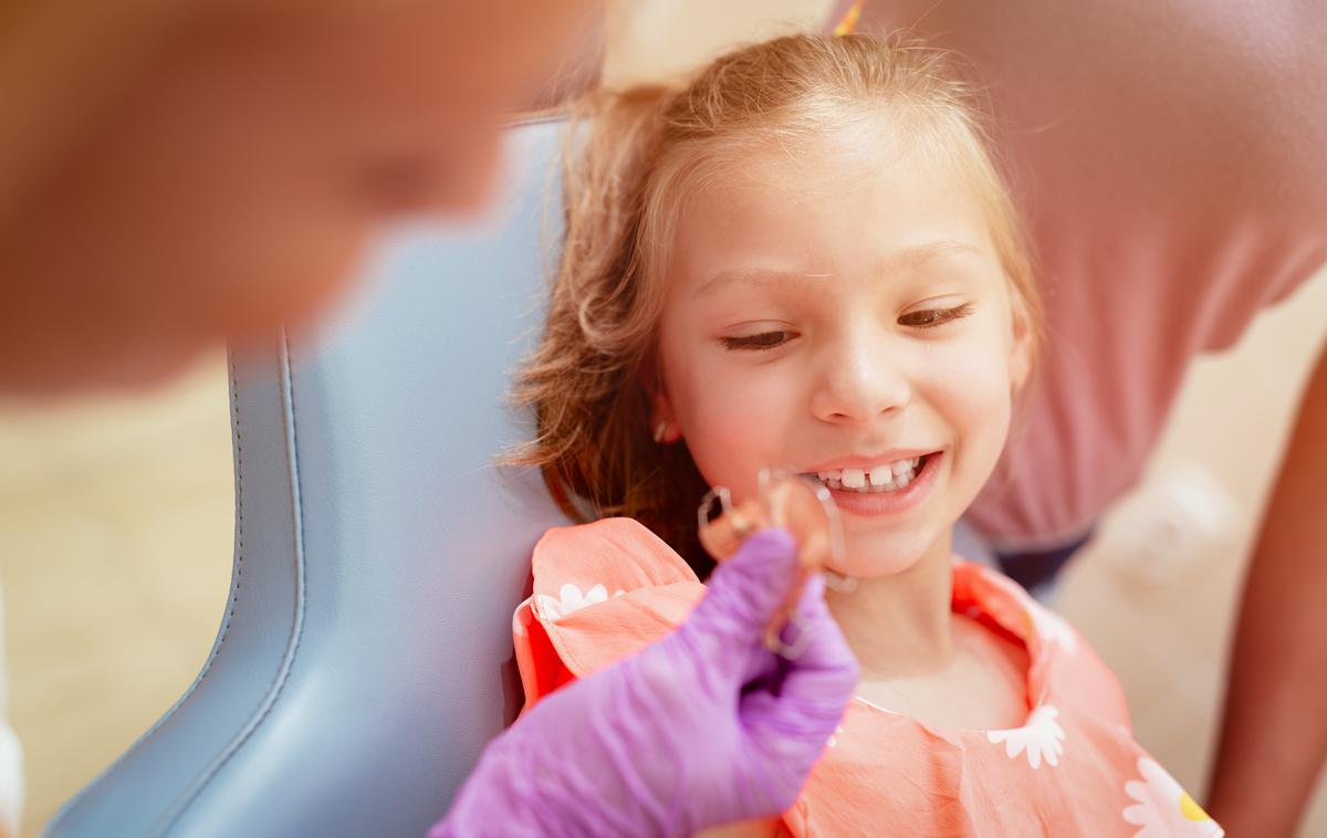 Ortodont. Zobozdravnik. Zobni aparat. | Ministrstvo za zdravje napoveduje, da bodo postopki prenosa programa ortodontskega zdravljenja končani v kratkem, saj bo za vse paciente poskrbljeno na Stomatološki kliniki. | Foto Getty Images