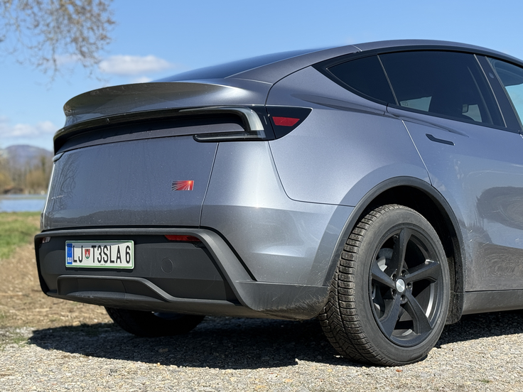 Tesla model Y je s prenovo zdaj oblikovno veliko bolj samosvoj avtomobil kot prej. | Foto: Gregor Pavšič