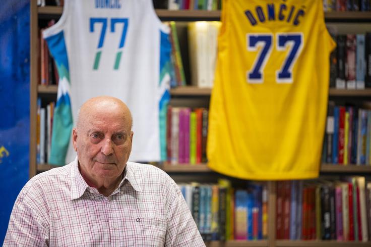 knjiga Luka Dončić | Foto: Boštjan Podlogar/STA