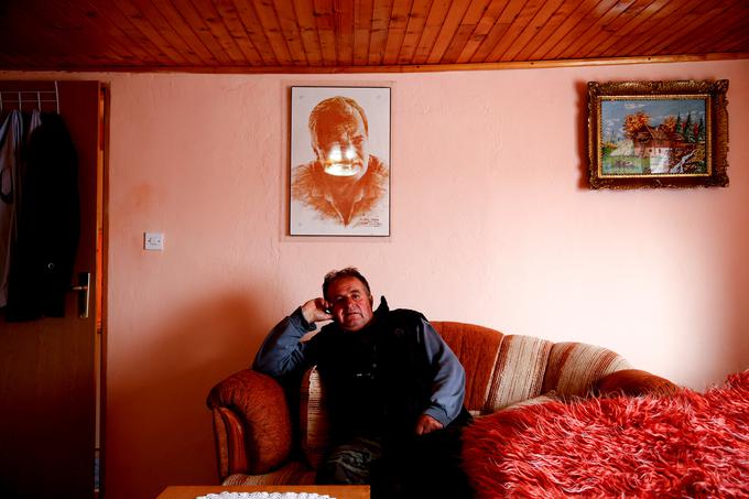 Duško Mladić ponosno pozira za fotografe pod portretom svojega razvpitega bratranca. | Foto: Reuters