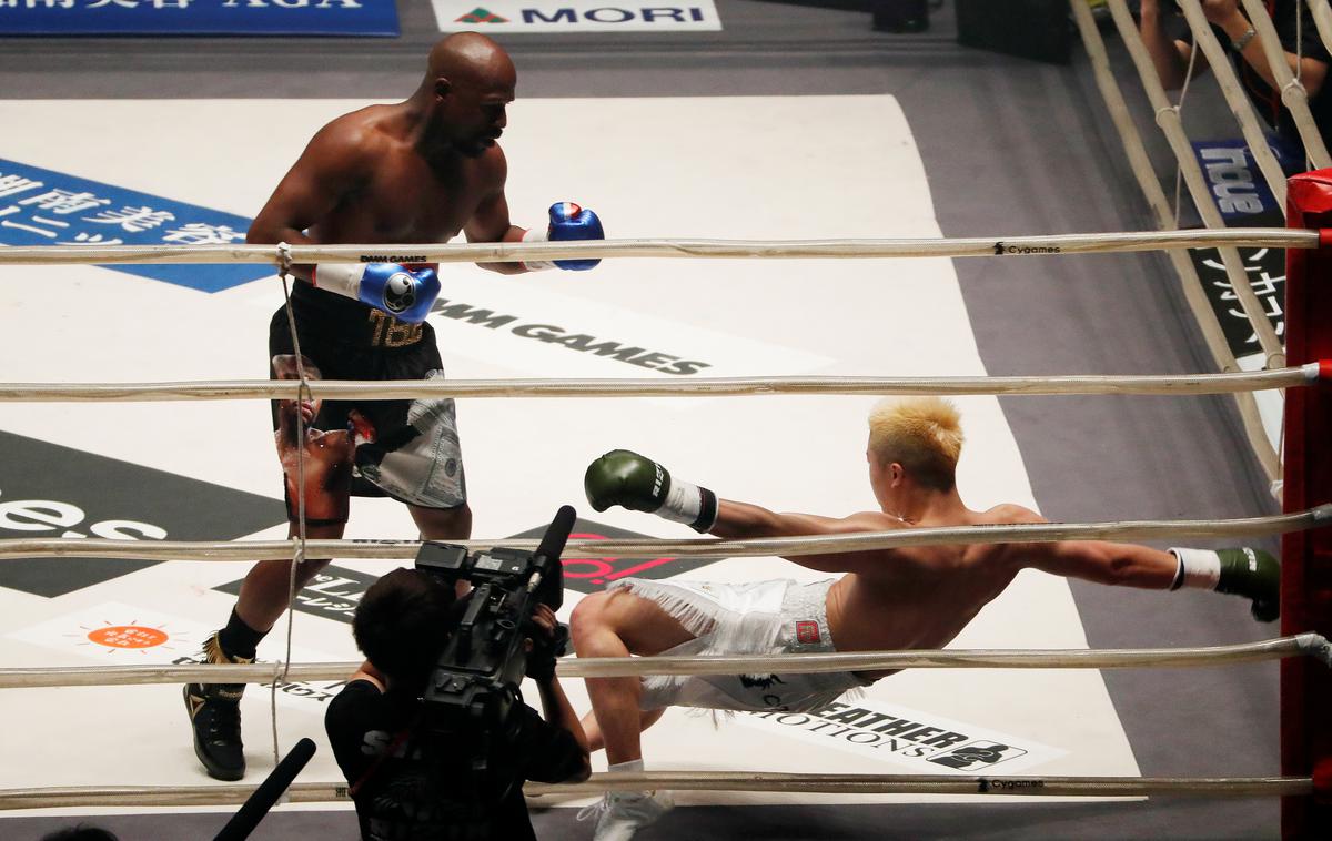 Floyd Mayweather Tenšin Nasukava | Floyd Mayweather se na ekshibicijskem dvoboju z Japoncem Tenšinom Nasukavo ni niti dobro spotil. | Foto Reuters