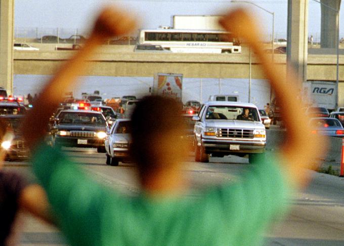 Tako je 17. junija 1994 beli ford bronco, v katerem je sedel O.J. Simpson, vozil pred policijskimi avtomobili. | Foto: Reuters
