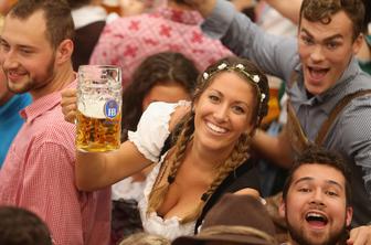 Oktoberfest: množice turistov, lepa dekleta in vse dražje pivo