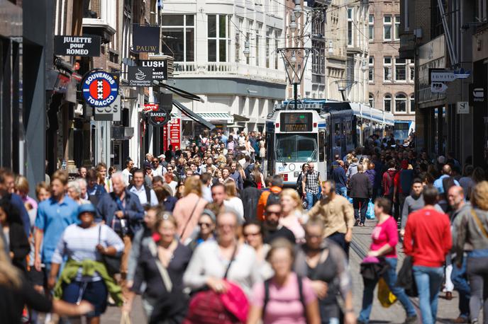 Amsterdam | Leta 2021 je mestni svet sprejel odlok, ki je število turističnih nočitev v mestu omejil na 20 milijonov na leto. Kljub temu so lani zabeležili 22,9 milijona nočitev, številka pa bo leta 2025 verjetno še višja. Prebivalci trdijo, da oblasti ne spoštujejo lastne zakonodaje in ne storijo dovolj za boj proti prekomernemu turizmu. | Foto Shutterstock