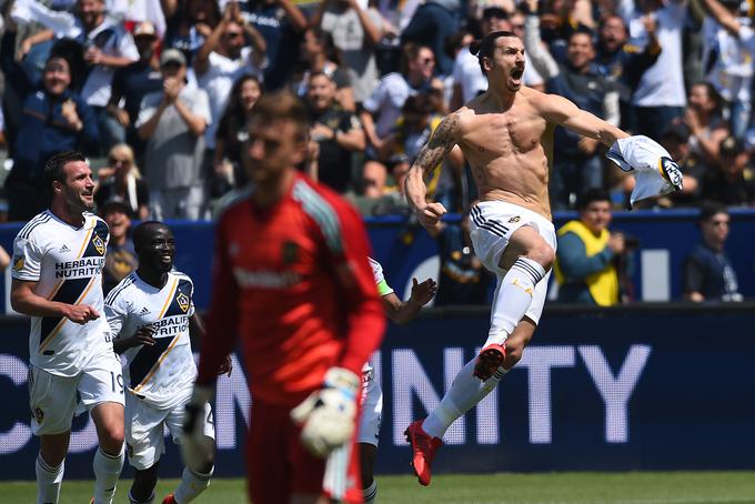 Zlatan Ibrahimović je navdušil že na prvi tekmi v dresu LA Galaxy. Najprej je dosegel spektakularni zadetek z izjemnim strelom z razdalje, nato pa v zadnji minuti obračuna z ekipo LA FC odločil še zmagovalca.  | Foto: Getty Images