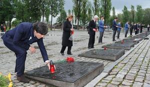 Nemci so se poklonili žrtvam taborišča Auschwitz