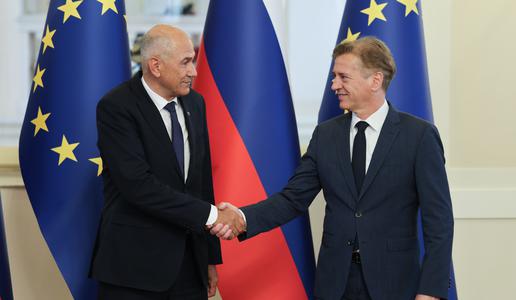 Bo Golobu uspelo, kar je Janši že pri privilegijih in evtanaziji?