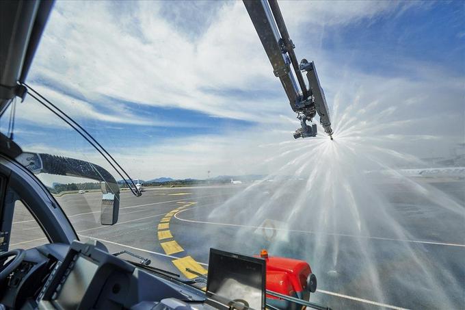 HRET Stinger, vbodni sistem gašenja za velik domet in natančno distribucijo vode ali penila. Zelo prav pride pri požarih v tovornih, cargo letalih. | Foto: Rosenbauer