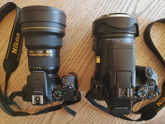 Nikon P1000 (desno) s "pospravljenim" objektivom poleg Nikona D5500, na katerem je nataknjen večji objektiv Nikkor 14-24mm f/2.8. | Foto: Peter Susič