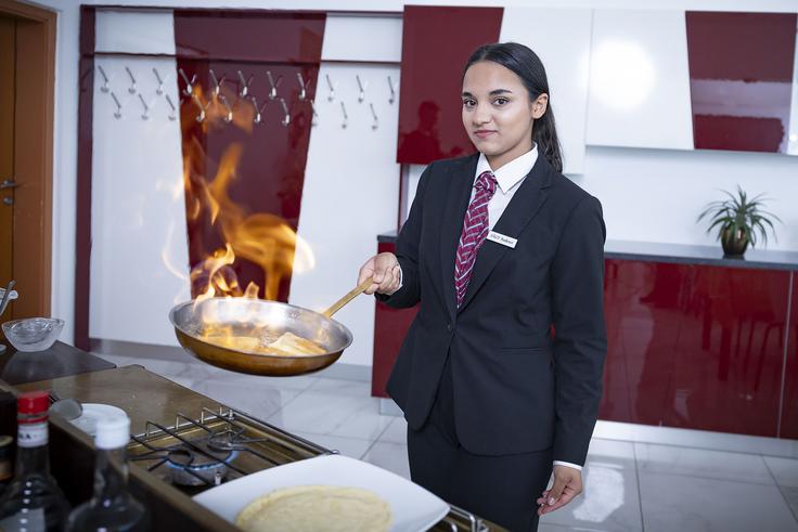 CPI, poklici, strežba, Nina Horvat Poklic natakarja je danes perspektiven, saj so možnosti za zaposlitev zelo dobre. Gostinstvo namreč potrebuje strokovno usposobljen kader.  | Foto: Ana Kovač