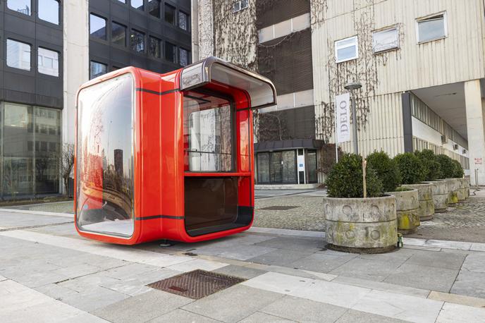 kiosk K67, Saša Mächtig | Kot je sporočil avtor koncepta Jašarov, je legendarni rdeči kiosk, ki velja za eno najbolj ikoničnih Mächtigovih stvaritev, postal "prostor za mikrodoziranje kulture: majhen, a udaren kulturni odmerek za vsakogar, ki pride mimo". | Foto Bor Slana/STA