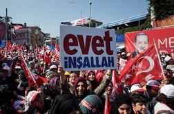 V Turčiji zmešnjava z glasovalnimi pečati, Erdogan razglasil zmago