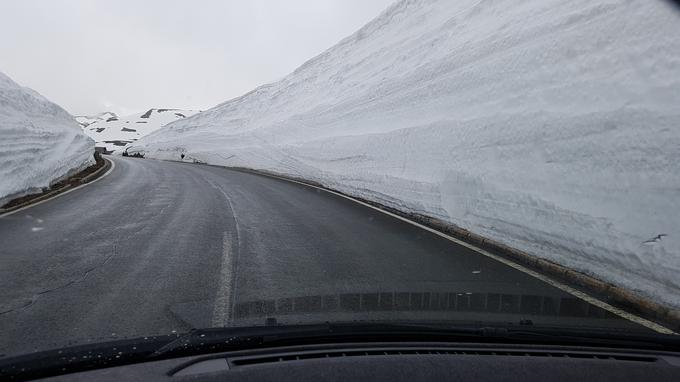 Spomladanski obiskovalci lahko ob cesti vidijo visoke snežne stene. | Foto: Gregor Pavšič