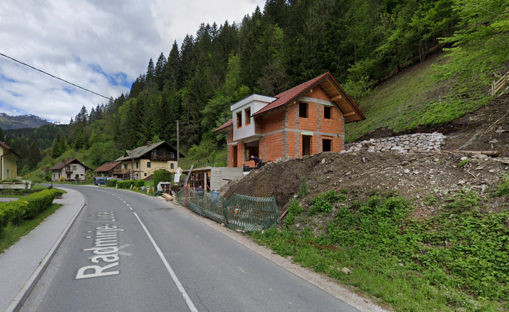 To fotografijo hiše je pred nekaj več kot petimi leti posnel Googlov avtomobil.  | Foto: Google Street View