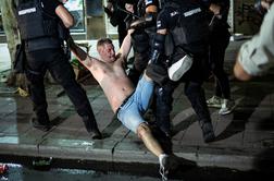 Beograd v plamenih: izbruhnili so brutalni spopadi, ranjenih in pridržanih več deset ljudi #foto #video