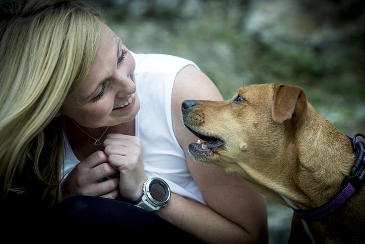 "Zadnja tri leta imam psičko Mono, mešanko med labradorcem in pitbulom, ki sem jo posvojila iz zavetišča. Njena zgodba ni rožnata, a pri dveh mesecih smo ji pokazali novo življenje in ji dali možnost spoznati, da je lahko to tudi lepo." | Foto: Ana Kovač