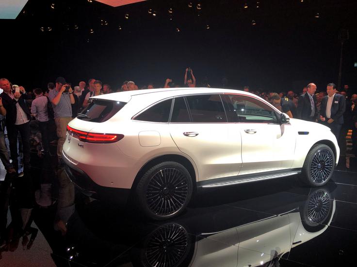 Mercedes je začel proizvajati električni model EQC. V prihodnji šestih letih se mu bo pridružilo še deset električnih avtomobilov. | Foto: Reuters