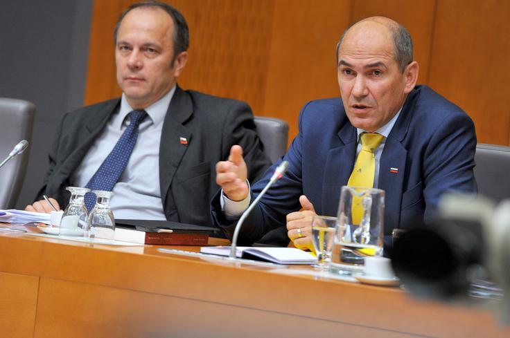 V Evropski ljudski stranki so med razlogi za izključitev evroposlanca Branka Grimsa predhodno navedli več razlogov, med katerimi so pomanjkljiva delovna etika, kontinuirano delovanje proti desnosredinskim in evropskim vrednotam ter delovanje v nasprotju z interesi EPP. Na fotografiji Janez Janša in Branko Grims leta 2014. | Foto: STA
