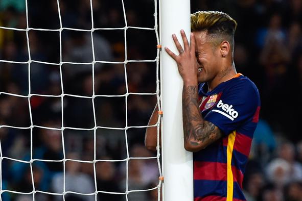 Neymar ni znal prenesti poraza: najprej ga klofnil in nato pa vanj še vrgel plastenko (video)