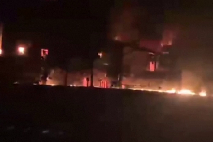 V Hormuški ožini gori tanker #video