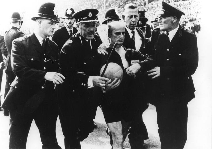 Rudolf Kreitlein je tako v spremstvu policistov zapuščal igrišče po tekmi med Anglijo in Argentino. | Foto: Guliverimage