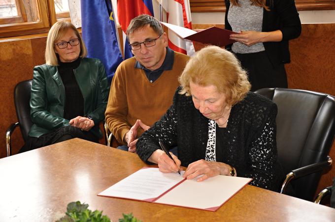 Podpisu pogodbe v pisarni novomeškega župana Gregorja Macedonija. | Foto: Rasto Božič/STA