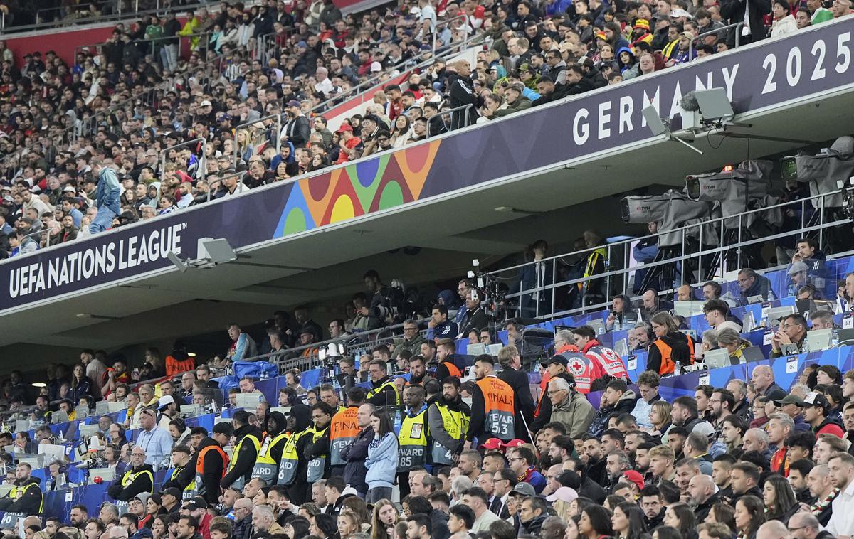 Liga narodov smrt navijača | Številni reševalci, redarji in policisti so prihiteli na območje novinarske lože, kamor je oseba padla. Kljub prizadevanju reševalcev je oseba umrla kmalu po polnoči. | Foto Guliverimage