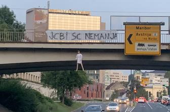 Navijači Olimpije besnijo: na mostu neznanci obesili lutko in zapisali ... #foto