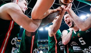 Šest dvomestnih in kar 50 skokov za visoko zmago