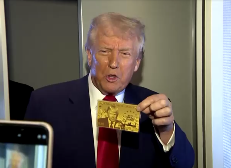 Donald Trump trdi, da je prvo zlato karto, ki prinaša ameriško državljanstvo – tega sicer že ima – kupil kar sam.  | Foto: Reuters