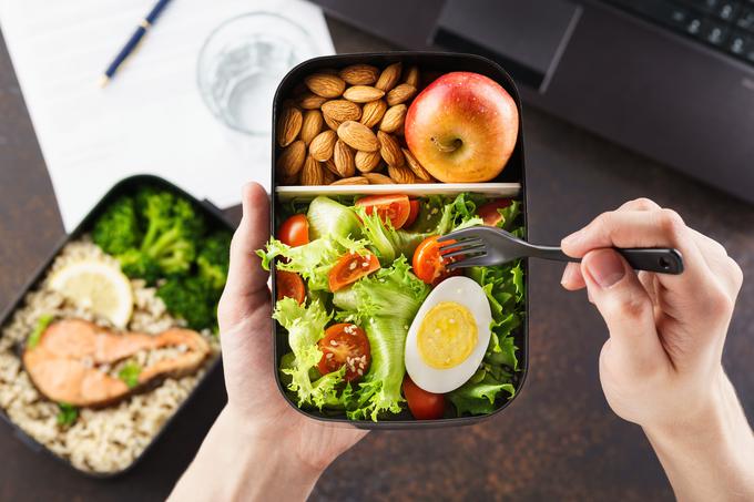Svojemu obroku v obrok dodajte nekaj oreščkov, ki vsebujejo vitamin E.
 | Foto: Shutterstock