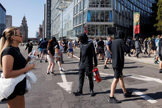 Protesti Anglija | Protesti so se začeli po tem, ko so se v javnosti razširile lažne informacije, da je umor zagrešil prosilec za azil. | Foto Reuters