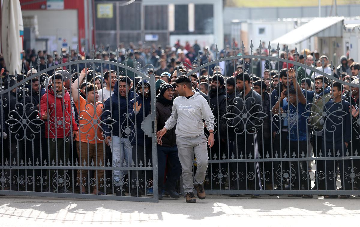 Begunci in migranti v BiH | Begunci in migranti v begunskem taborišču v Veliki Kladuši v BiH | Foto Reuters