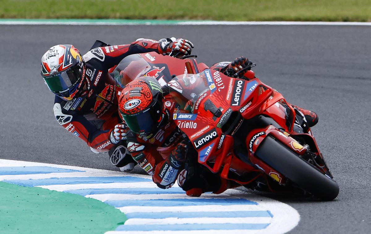 Francesco Bagnaia Pedro Acosta | Francesco Bagnaia je dobil šprintersko dirko, potem ko je Padro Acosta zdrsnil s steze. | Foto Reuters