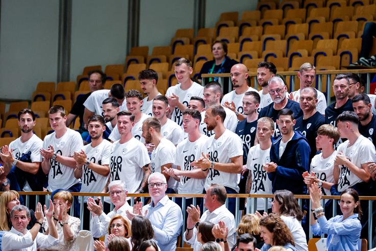 Tekmo so si ogledali tudi slovenski nogometaši, ki se pripravljajo na prijateljsko tekmo s Ciprom. | Foto: Aleš Fevžer