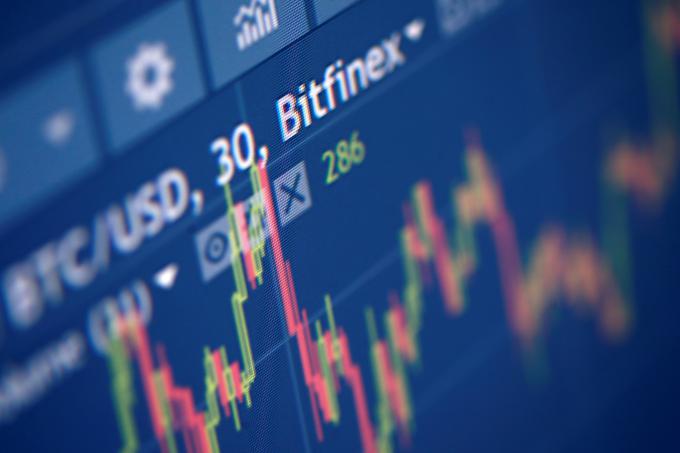 Čeprav oboji trdijo, da ni tako, več virov dokazuje, da sta borza z bitcoini Bitfinex in podjetje Tether Limited, ki izdaja kriptožetone tether, povezana.  | Foto: Reuters