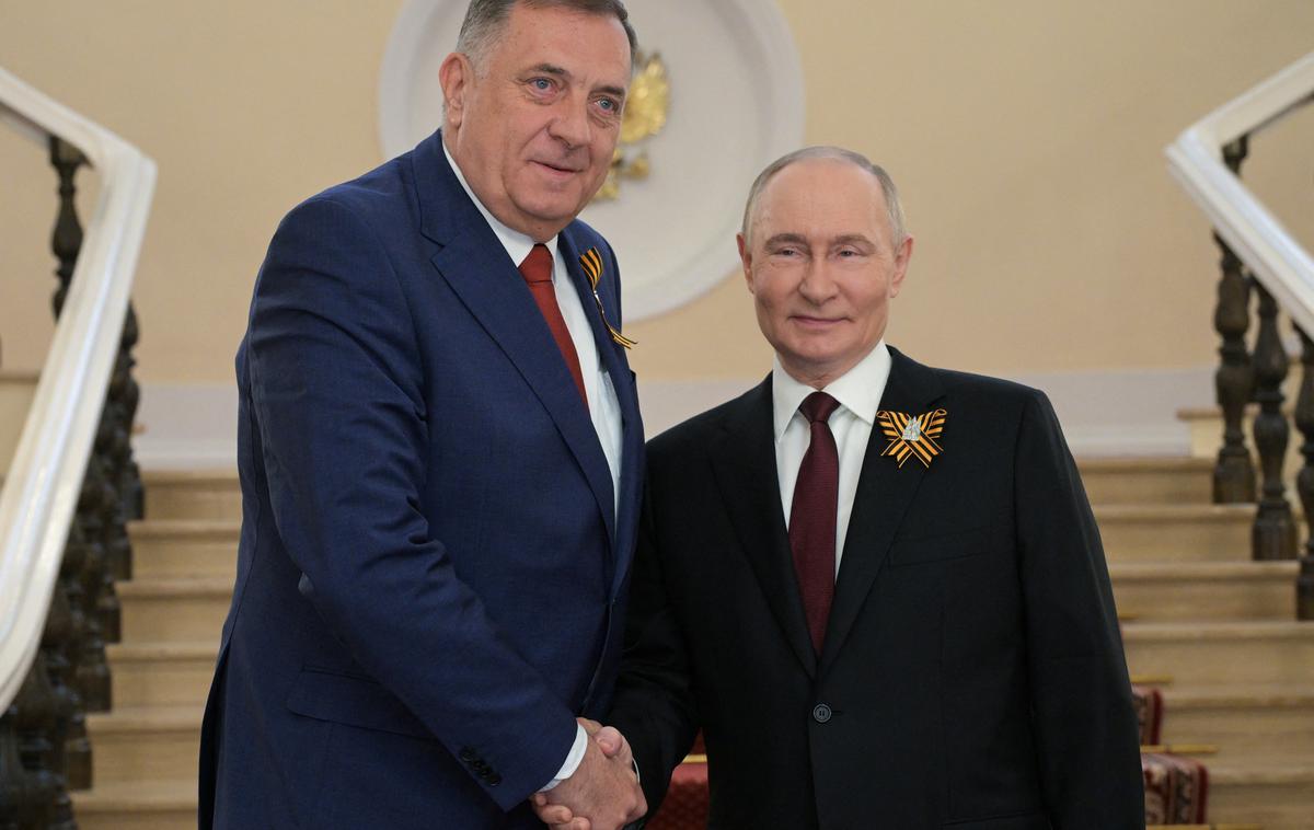 Milorad Dodik Vladimir Putin | Milorad Dodik v družbi zaveznika, ruskega predsednika Vladimirja Putina. Ta je poleg madžarskega predsednika Viktorja Orbana in srbskega predsednika Aleksandra Vučića eden izmed redkih zaveznikov zdaj pravnomočno obsojenega vodje bosanskih Srbov.