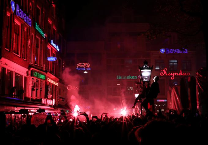 Veselje navijačev Ajaxa po zmagi na ulicah Amsterdama. | Foto: Reuters