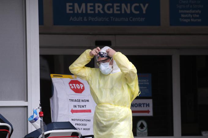V New Yorku je na ventilatorju vsak tretji hospitalizirani bolnik, ki je okužen z novim koronavirusom. | Foto: Reuters