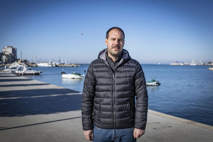"Zdaj je res 'počilo'. Če tega ne ustavimo, bodo tovrstni objekti preplavili naše mesto. To, da je videti grdo, je najmanjša težava, večja težava je, da tam živi določena količina ljudi, za katere ne vemo, da obstajajo. Nikjer niso prijavljeni, obremenjujejo pa vse," je dejal direktor turistične skupnosti Umag Milovan Popović.  | Foto: Ana Kovač