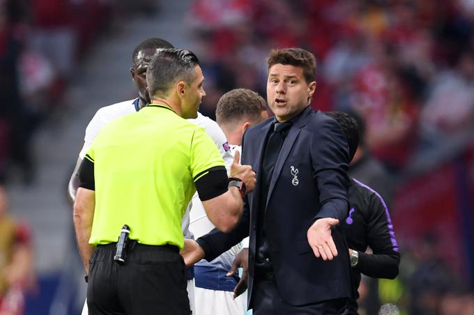Med tekmo se je strateg Tottenhama zapletel v pogovor s slovenskim sodnikom Damirjem Skomino. | Foto: Guliverimage/Getty Images